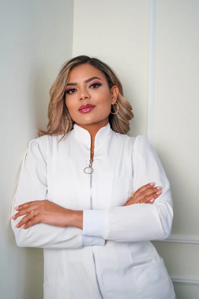 Portrait de Karla Reina Cuellar, fondatrice de KR Beauty Studio